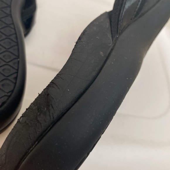 Black Flip Flops - Picture 6 of 7